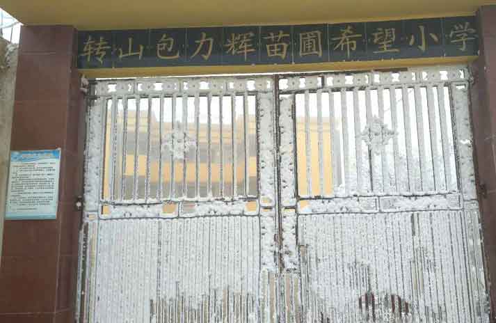 云南留守男孩冒冰霜上學，結成“冰花”獲網(wǎng)友鼓勵，看著讓人心疼04.jpg