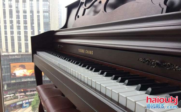昆明的很多同學(xué)、學(xué)生、鋼琴老師、學(xué)校、鋼琴培訓(xùn)機構(gòu)等都會擁有自己的樂器鋼琴，在這期間就存在一個很大的問題。首先鋼琴體積比較大，重量不是一兩個人所能即的，往往都需要三五個壯男才能擺平。有的人會在網(wǎng)絡(luò)上咨詢昆明專業(yè)搬鋼琴電話、鋼琴搬遷，鋼琴搬運費等。.jpg