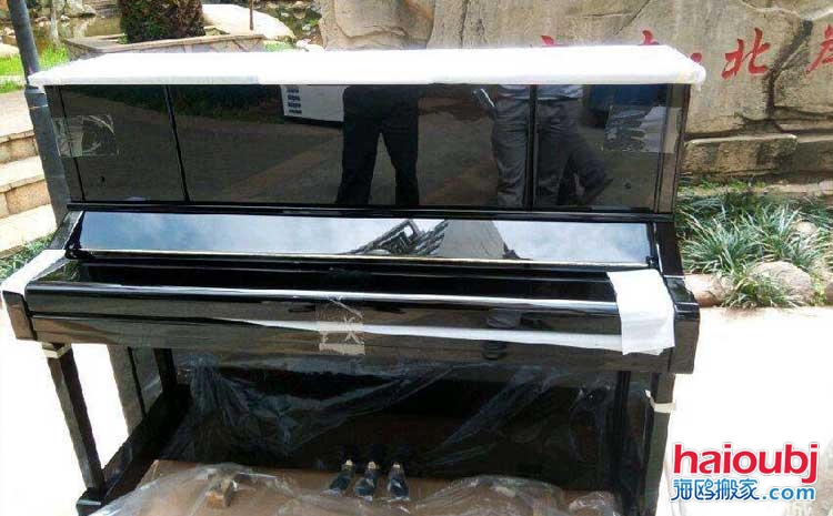 昆明的很多同學(xué)、學(xué)生、鋼琴老師、學(xué)校、鋼琴培訓(xùn)機(jī)構(gòu)等都會(huì)擁有自己的樂器鋼琴，在這期間就存在一個(gè)很大的問題。首先鋼琴體積比較大，重量不是一兩個(gè)人所能即的，往往都需要三五個(gè)壯男才能擺平。有的人會(huì)在網(wǎng)絡(luò)上咨詢昆明專業(yè)搬鋼琴電話、鋼琴搬遷，鋼琴搬運(yùn)費(fèi)等。.jpg